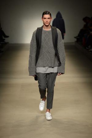 ヨシオクボ、服を“持つ”スタイルで新たな着崩しの概念を構築【2017-18秋冬メンズ】