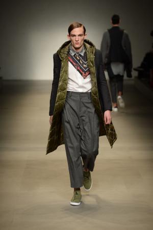 ヨシオクボ、服を“持つ”スタイルで新たな着崩しの概念を構築【2017-18秋冬メンズ】