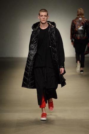 ヨシオクボ、服を“持つ”スタイルで新たな着崩しの概念を構築【2017-18秋冬メンズ】