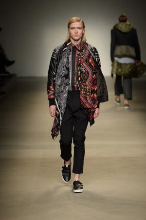 ヨシオクボ、服を“持つ”スタイルで新たな着崩しの概念を構築【2017-18秋冬メンズ】