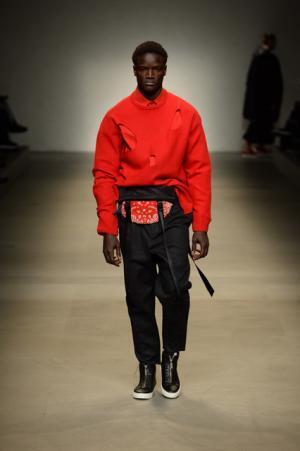 ヨシオクボ、服を“持つ”スタイルで新たな着崩しの概念を構築【2017-18秋冬メンズ】