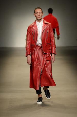 ヨシオクボ、服を“持つ”スタイルで新たな着崩しの概念を構築【2017-18秋冬メンズ】