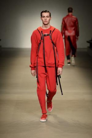 ヨシオクボ、服を“持つ”スタイルで新たな着崩しの概念を構築【2017-18秋冬メンズ】