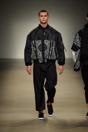 ヨシオクボ、服を“持つ”スタイルで新たな着崩しの概念を構築【2017-18秋冬メンズ】