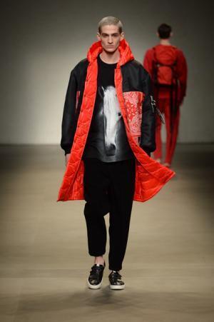 ヨシオクボ、服を“持つ”スタイルで新たな着崩しの概念を構築【2017-18秋冬メンズ】