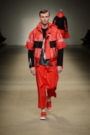 ヨシオクボ、服を“持つ”スタイルで新たな着崩しの概念を構築【2017-18秋冬メンズ】