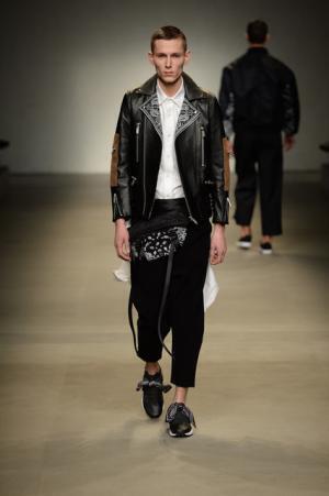 ヨシオクボ、服を“持つ”スタイルで新たな着崩しの概念を構築【2017-18秋冬メンズ】