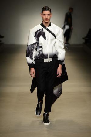 ヨシオクボ、服を“持つ”スタイルで新たな着崩しの概念を構築【2017-18秋冬メンズ】