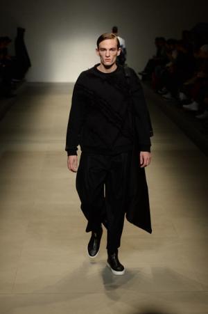 ヨシオクボ、服を“持つ”スタイルで新たな着崩しの概念を構築【2017-18秋冬メンズ】