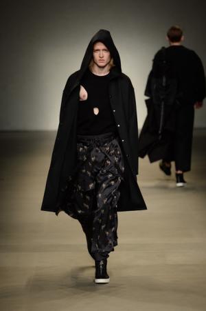 ヨシオクボ、服を“持つ”スタイルで新たな着崩しの概念を構築【2017-18秋冬メンズ】