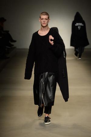 ヨシオクボ、服を“持つ”スタイルで新たな着崩しの概念を構築【2017-18秋冬メンズ】