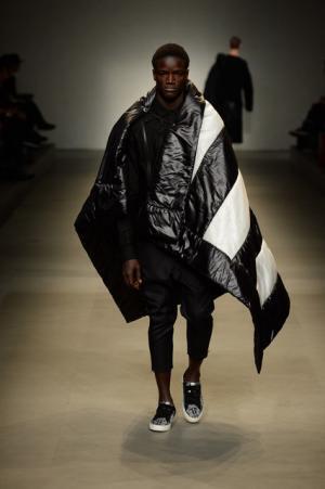 ヨシオクボ、服を“持つ”スタイルで新たな着崩しの概念を構築【2017-18秋冬メンズ】