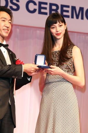 柴咲コウ、石田ゆり子などへ第28回ジュエリーベストドレッサー賞が贈られる