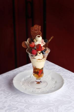 資生堂パーラー 銀座本店で、ハートがいっぱいの「バレンタインパフェ」が登場