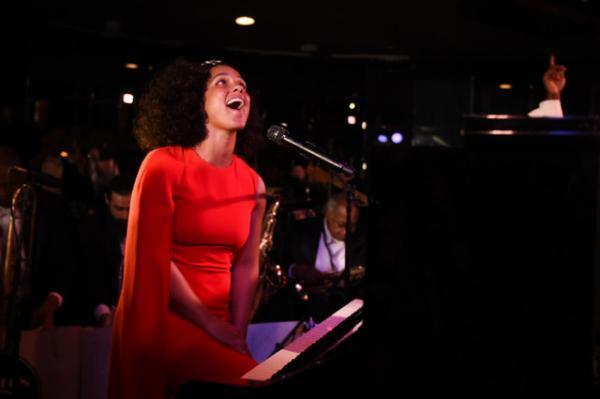 ステラ マッカートニーが2017オータムコレクションを発表。アリシア・キーズによるサプライズパフォーマンス