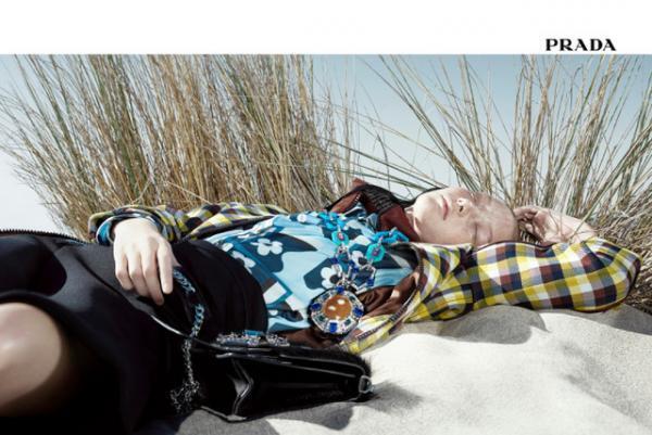 プラダの新広告キャンペーンでアプローチを一新、メンズの主役はジュード・ロウ