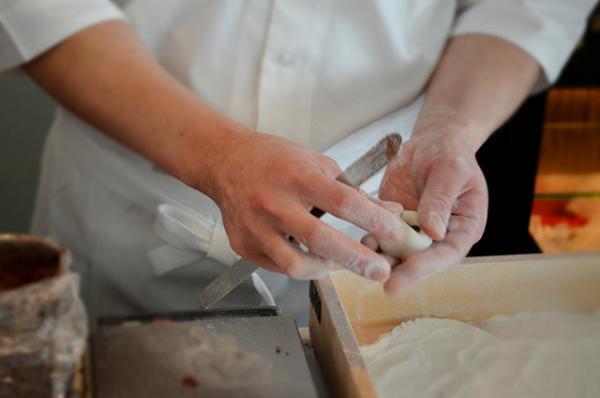 HIGASHIYAの和菓子職人による「ヒガシヤギンザの節気餅」開催。黒豆と酒粕を使った「立春大福」を提供