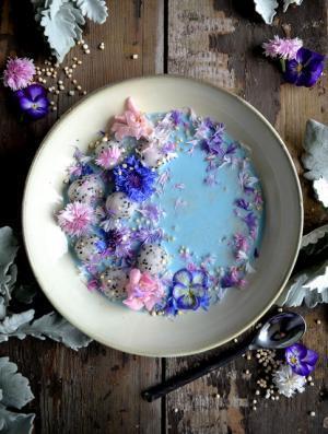 シドニーのビーガンフードアーティストが毎日作る、花やフルーツに溢れるココナッツミルクボウルが気になる！