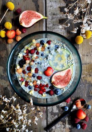 シドニーのビーガンフードアーティストが毎日作る、花やフルーツに溢れるココナッツミルクボウルが気になる！