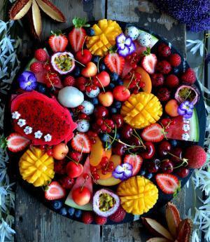 シドニーのビーガンフードアーティストが毎日作る、花やフルーツに溢れるココナッツミルクボウルが気になる！