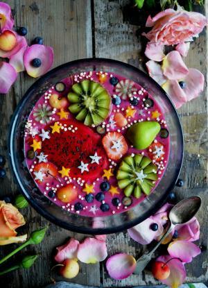 シドニーのビーガンフードアーティストが毎日作る、花やフルーツに溢れるココナッツミルクボウルが気になる！