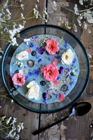 シドニーのビーガンフードアーティストが毎日作る、花やフルーツに溢れるココナッツミルクボウルが気になる！