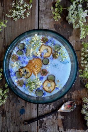 シドニーのビーガンフードアーティストが毎日作る、花やフルーツに溢れるココナッツミルクボウルが気になる！