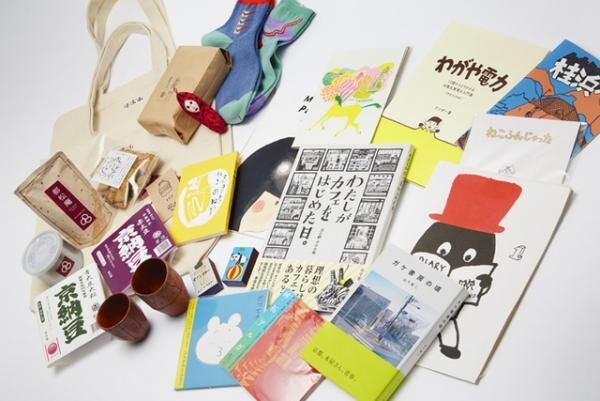 ホホホ座セレクトの書籍と、京都に関わりのあるブランドや作家の商品を展開