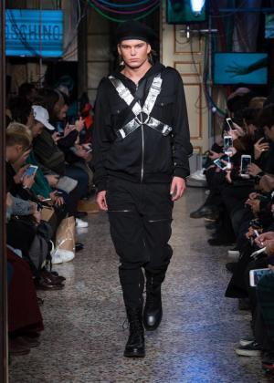 ラグジュアリーなミリタリーで魅せたモスキーノの宇宙大戦争【2017-18秋冬コレクション】