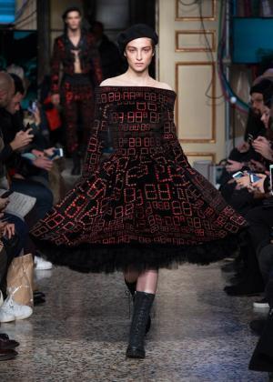 ラグジュアリーなミリタリーで魅せたモスキーノの宇宙大戦争【2017-18秋冬コレクション】