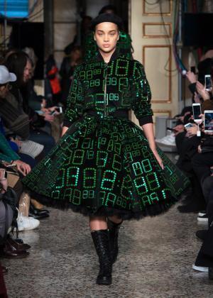 ラグジュアリーなミリタリーで魅せたモスキーノの宇宙大戦争【2017-18秋冬コレクション】