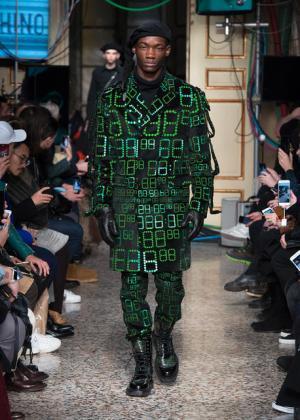 ラグジュアリーなミリタリーで魅せたモスキーノの宇宙大戦争【2017-18秋冬コレクション】