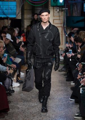 ラグジュアリーなミリタリーで魅せたモスキーノの宇宙大戦争【2017-18秋冬コレクション】