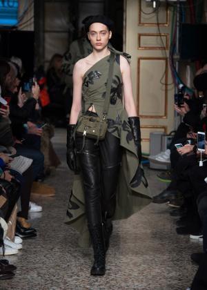 ラグジュアリーなミリタリーで魅せたモスキーノの宇宙大戦争【2017-18秋冬コレクション】