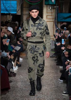 ラグジュアリーなミリタリーで魅せたモスキーノの宇宙大戦争【2017-18秋冬コレクション】