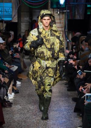 ラグジュアリーなミリタリーで魅せたモスキーノの宇宙大戦争【2017-18秋冬コレクション】