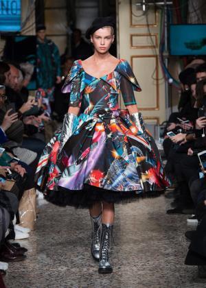 ラグジュアリーなミリタリーで魅せたモスキーノの宇宙大戦争【2017-18秋冬コレクション】