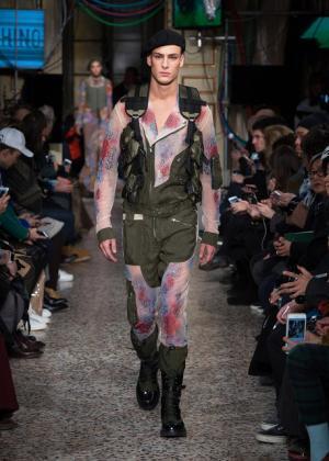 ラグジュアリーなミリタリーで魅せたモスキーノの宇宙大戦争【2017-18秋冬コレクション】