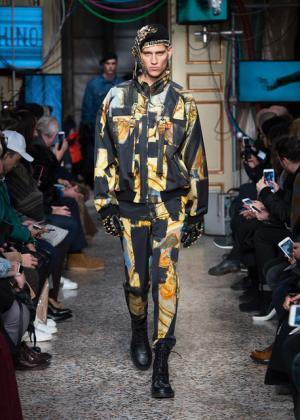 ラグジュアリーなミリタリーで魅せたモスキーノの宇宙大戦争【2017-18秋冬コレクション】