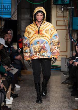 ラグジュアリーなミリタリーで魅せたモスキーノの宇宙大戦争【2017-18秋冬コレクション】