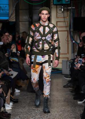 ラグジュアリーなミリタリーで魅せたモスキーノの宇宙大戦争【2017-18秋冬コレクション】