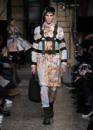 ラグジュアリーなミリタリーで魅せたモスキーノの宇宙大戦争【2017-18秋冬コレクション】