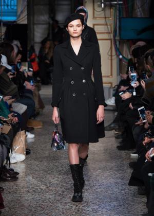 ラグジュアリーなミリタリーで魅せたモスキーノの宇宙大戦争【2017-18秋冬コレクション】