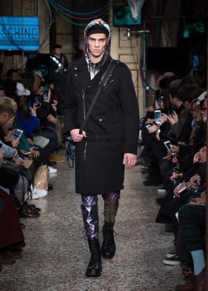 ラグジュアリーなミリタリーで魅せたモスキーノの宇宙大戦争【2017-18秋冬コレクション】