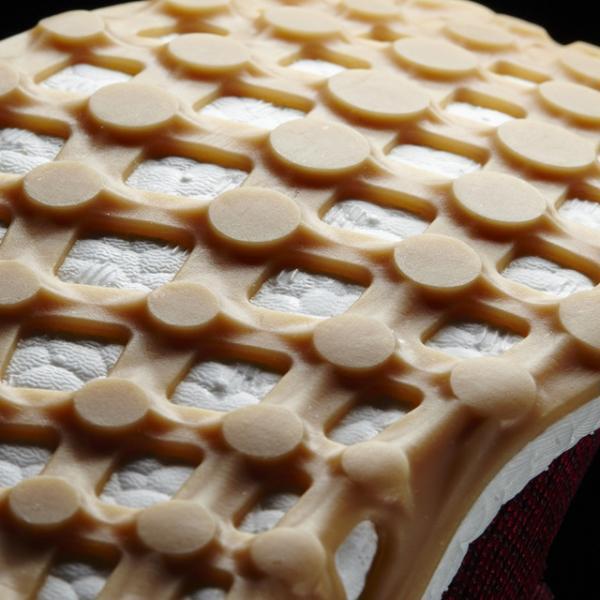 アディダスからハイテク新モデルのスニーカー「ピュアブースト」登場、全7色展開