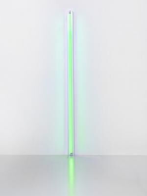 「Untitled (無題)」(1963年) 緑色の直管蛍光灯244 x 10 x 7 cm Courtesy Fondation Louis Vuitton