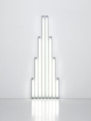 「“Monument” for V. Tatlin (V・タトリンのための“モニュメント”)」(1964-65年 ) 8本の白色直管蛍光灯244 x 80 x 12 cm Courtesy Fondation Louis Vuitton