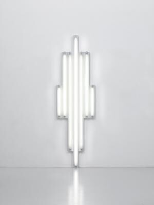 「“Monument” for V. Tatlin 」 (1967年) 7本の白色直管蛍光灯244 x 72 x 7 cm Courtesy Fondation Louis Vuitton