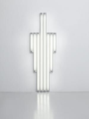 「“Monument” for V. Tatlin」(1969年) 8本の白色直管蛍光灯 244 x 82 x 7 cm Courtesy Fondation Louis Vuitton