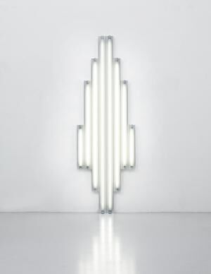 「“Monument” for V. Tatlin」(1970年) 8本の白色直管蛍光灯 244 x 82 x 12 cm Courtesy Fondation Louis Vuitton